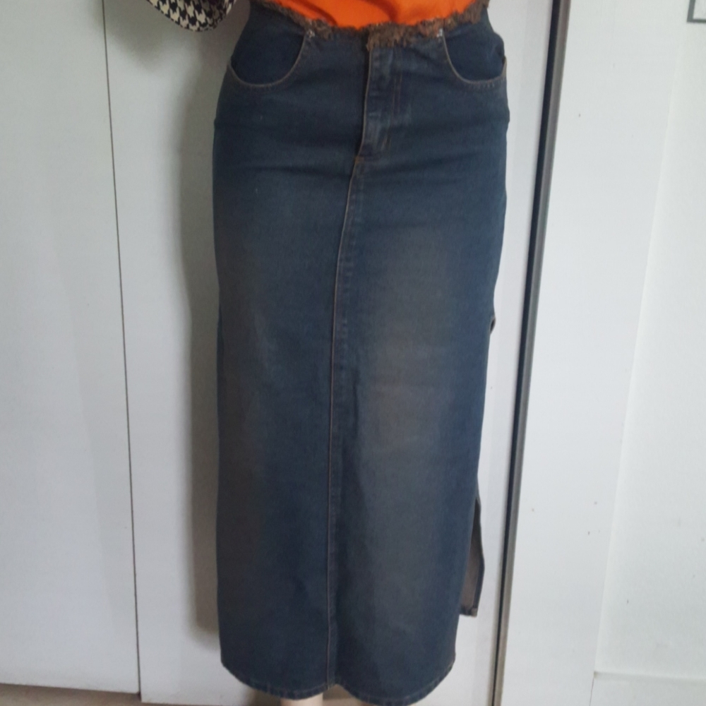 Skirts - Picture 2 of 12